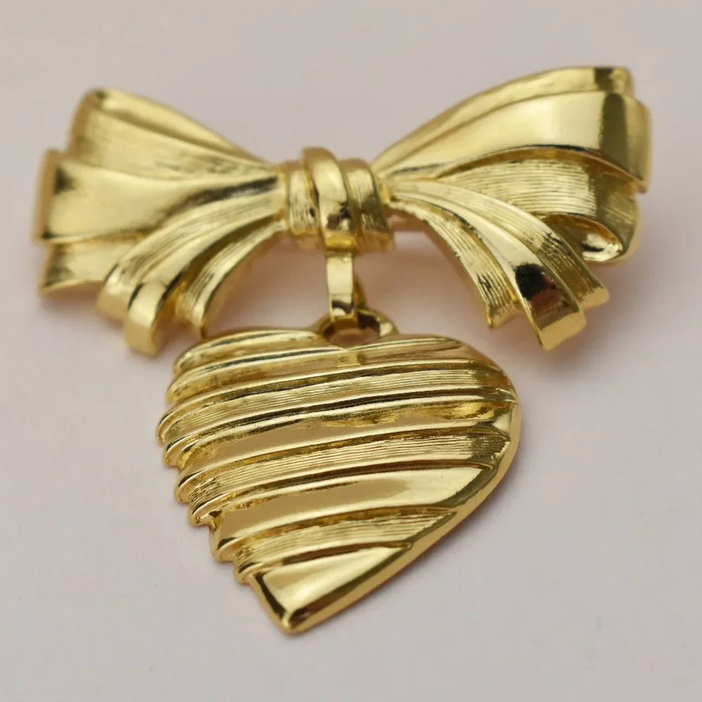 Small gold bow and heart brooch, elegant basic lapel pin